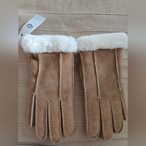 NWT WOMENS UGG AUSTRALIA GENUINE CHESTNUT COLOR SUEDE SHEEPSKIN GLOVES SIZE  (M)
